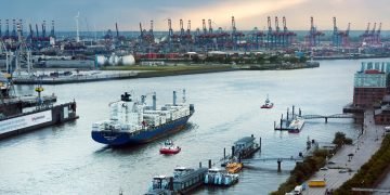 Ship Carrying Diesel and Potassium Chloride Sinks in Hamburg’s Elbe River