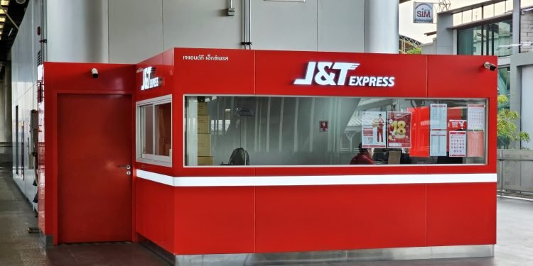The Asian logistics group J&T records its first profit in China, making up the majority of its revenue despite aggressive price competition.