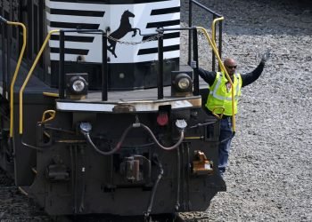 Norfolk Southern Boosts Profitability Through Operational Efficiency and Service Recovery