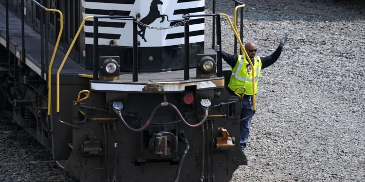 Norfolk Southern Boosts Profitability Through Operational Efficiency and Service Recovery