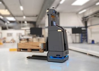 Pixel Robotics Unveils AI-Powered Pallet Transporter for Challenging Environments