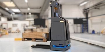 Pixel Robotics Unveils AI-Powered Pallet Transporter for Challenging Environments
