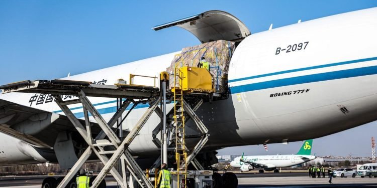 Decline in China-US Air Cargo Amid E-commerce Flight Cancellations