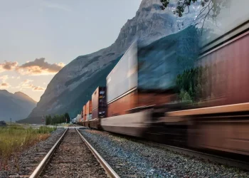 Universal Logistics Prepares Earnings Report Amid Complex Freight Landscape