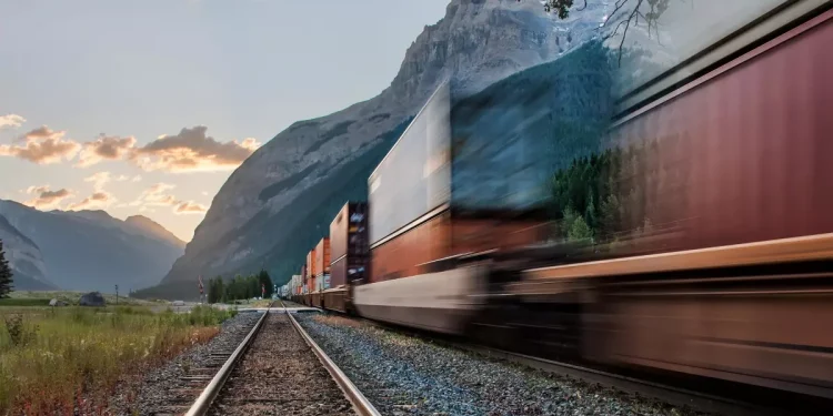 Universal Logistics Prepares Earnings Report Amid Complex Freight Landscape