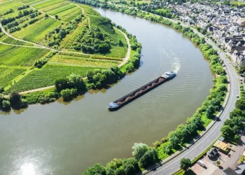 Moselle Lock Breakdown Halts River Freight, Sparking Supply Chain Disruptions Across Western Europe