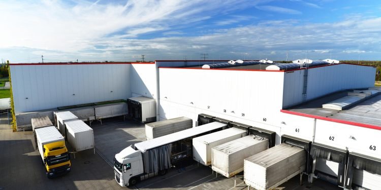 European Trucking Firms Brace for Tight Capacity as Driver Shortage Deepens