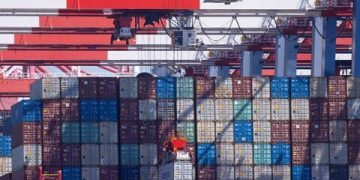 Freight Rate Slump Deepens on Asia–U.S. Routes as Tariff Fears Grow