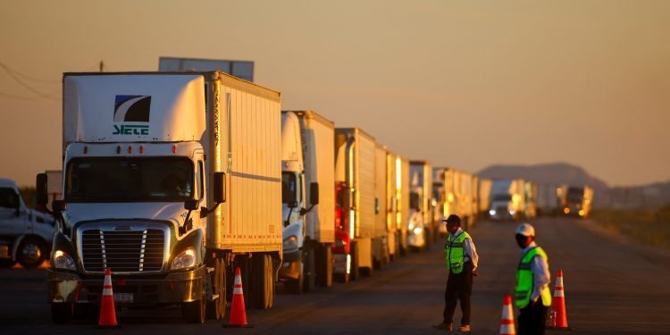 Truck Delays Mount on U.S.–Mexico Border as Volumes Surge Ahead of Holidays
