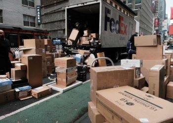 De minimis squeeze: parcel tariffs put pressure on cross-border e-commerce margins