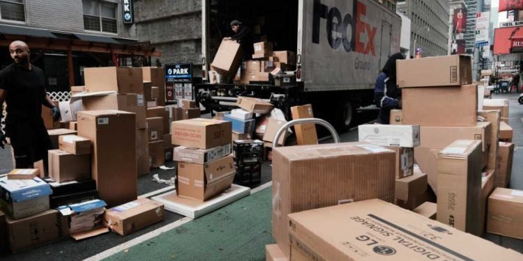 De minimis squeeze: parcel tariffs put pressure on cross-border e-commerce margins