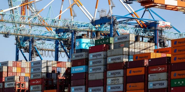 MAERSK Raises Full-Year Outlook but Ocean Freight Rates Remain Under Pressure