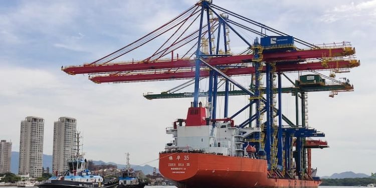 The Tecon Santos terminal deploys 10 new electric machines and prepares for remote operation.