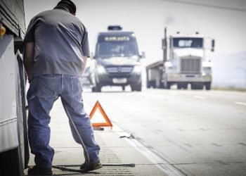 ATA, safety groups slam driverless truck warning system