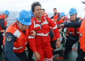 A bulk carrier capsizes off the Philippines: search operations and human toll