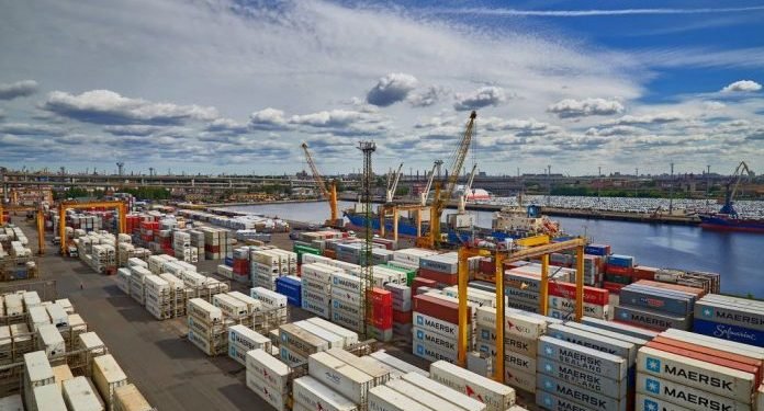 Port traffic remains stable despite global logistical uncertainties.