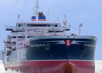 Tension in the Strait of Hormuz: Iranian speedboats threaten to intercept the tanker Stena Imperative
