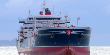 Tension in the Strait of Hormuz: Iranian speedboats threaten to intercept the tanker Stena Imperative