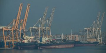 Hurdles in Persian Gulf test carriers moving stranded Asian cargo from India