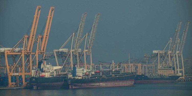 Hurdles in Persian Gulf test carriers moving stranded Asian cargo from India