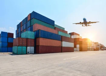 Container shipping lines react to Middle East crisis