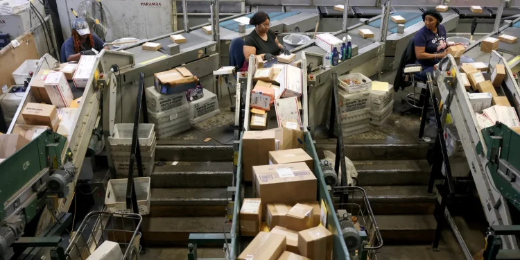 USPS prepares phased rollout for expanded package dimension reporting rules