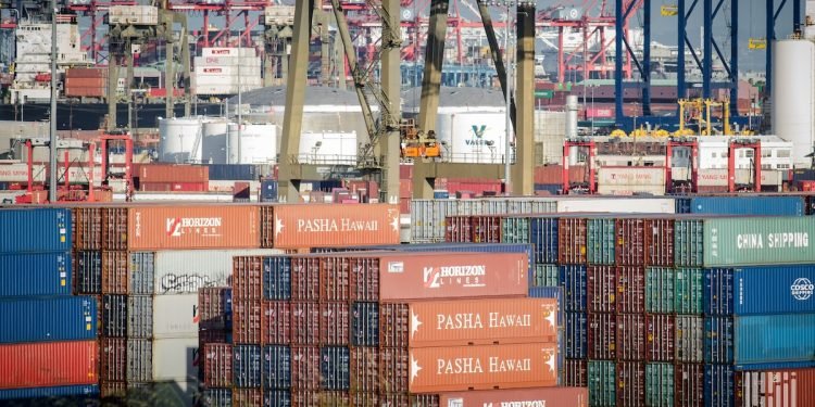 Middle East Crisis Pushes Asia-US Shipping Rates Higher