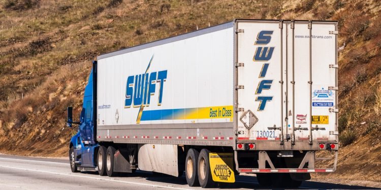Knight-Swift Sees Stronger Pricing Momentum Despite Weak First Quarter