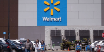 Walmart ties expected tariff refunds to price strategy amid cost pressures