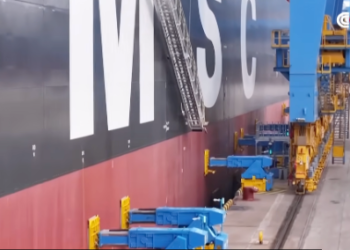 This autonomous ship mooring system really sucks – and that’s a good thing