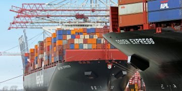 Lower revenue, higher costs push Hapag-Lloyd into loss
