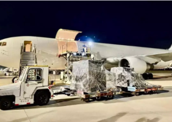 Global air cargo volumes fall 9% in week 22 even as rates climb