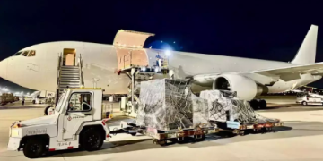 Global air cargo volumes fall 9% in week 22 even as rates climb
