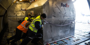 FedEx to start returning tariff rebates to customers in August
