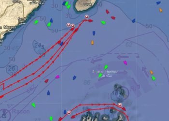 Vessels continue transiting Strait of Hormuz despite conflicting Iran–US signals on closure threats