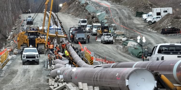 Support, Uncertainty and Opposition Surround Proposed West Coast Oil Pipeline