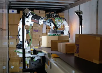 FedEx and Amazon Accelerate Robotic Arm Deployment Across Logistics Networks