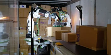 FedEx and Amazon Accelerate Robotic Arm Deployment Across Logistics Networks