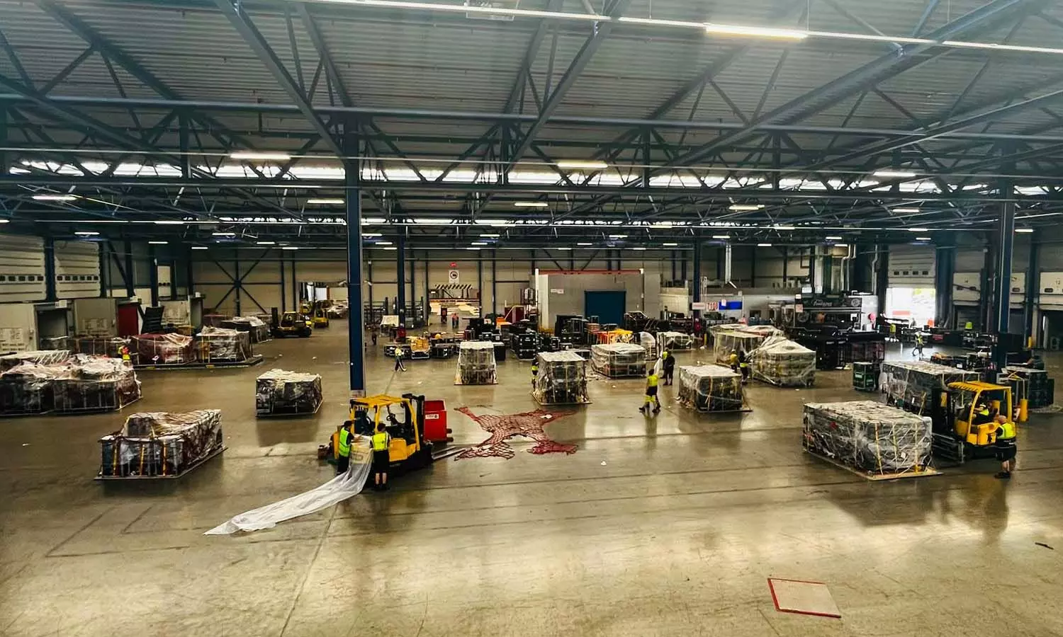 Suggested visual: Boeing 747 freighter being loaded at Liège Airport / concert cargo operation