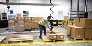Air France KLM Martinair Cargo brings vacuum lifting technology to Amsterdam Schiphol