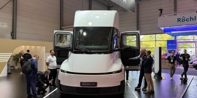 Tesla takes lead role in 2,500-truck electric Class 8 order