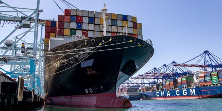 Fuel, congestion push trans-Pacific ocean rates near $9,500