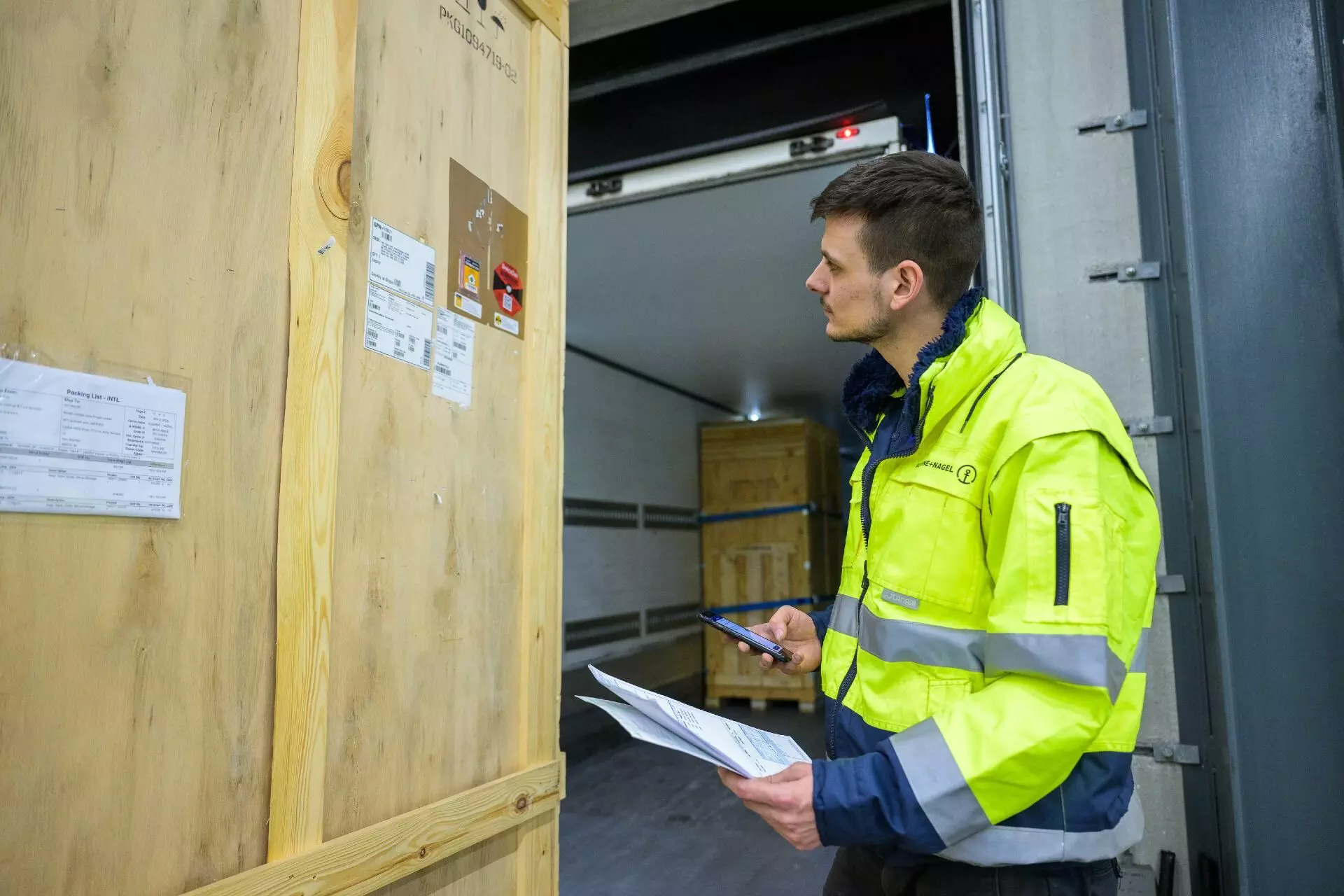 Un employé de Kuehne+Nagel inspecte une expédition de semi-conducteurs dans un entrepôt à Amsterdam