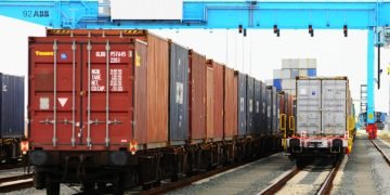 U.S. rail freight gains momentum as intermodal traffic surges