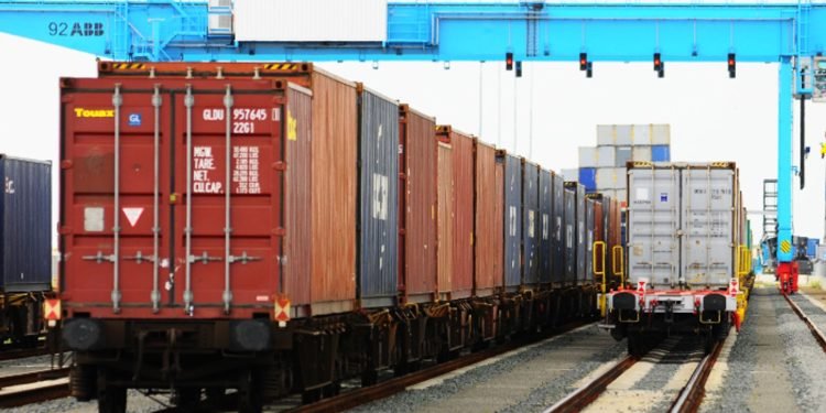 U.S. rail freight gains momentum as intermodal traffic surges
