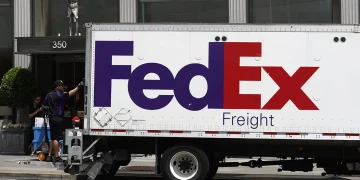 FedEx boosts premium freight operations as fuel surcharges drive revenue growth