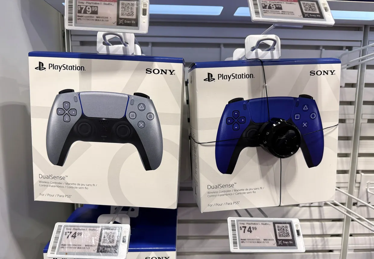 Manettes PlayStation exposées dans un magasin à San Rafael, en Californie.