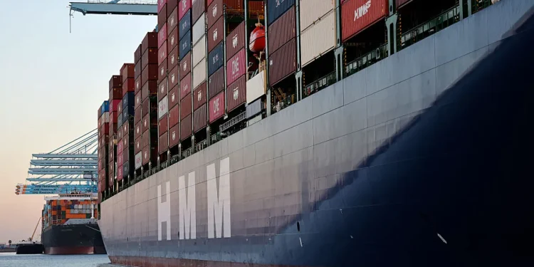 U.S. Manufacturing Expands in September as Economic Uncertainty Weighs on Sentiment