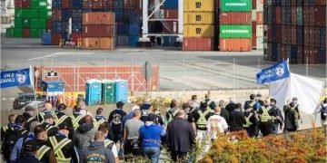 Dockworkers protest at Port of Vancouver over automation and AI