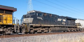 Norfolk Southern hits record quarterly revenue as operating efficiency declines